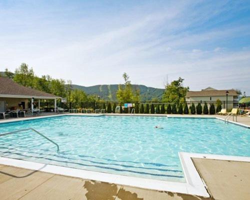 Vacation Village In The Berkshires Hancock Ngoại thất bức ảnh The pool at the Mountain Mile