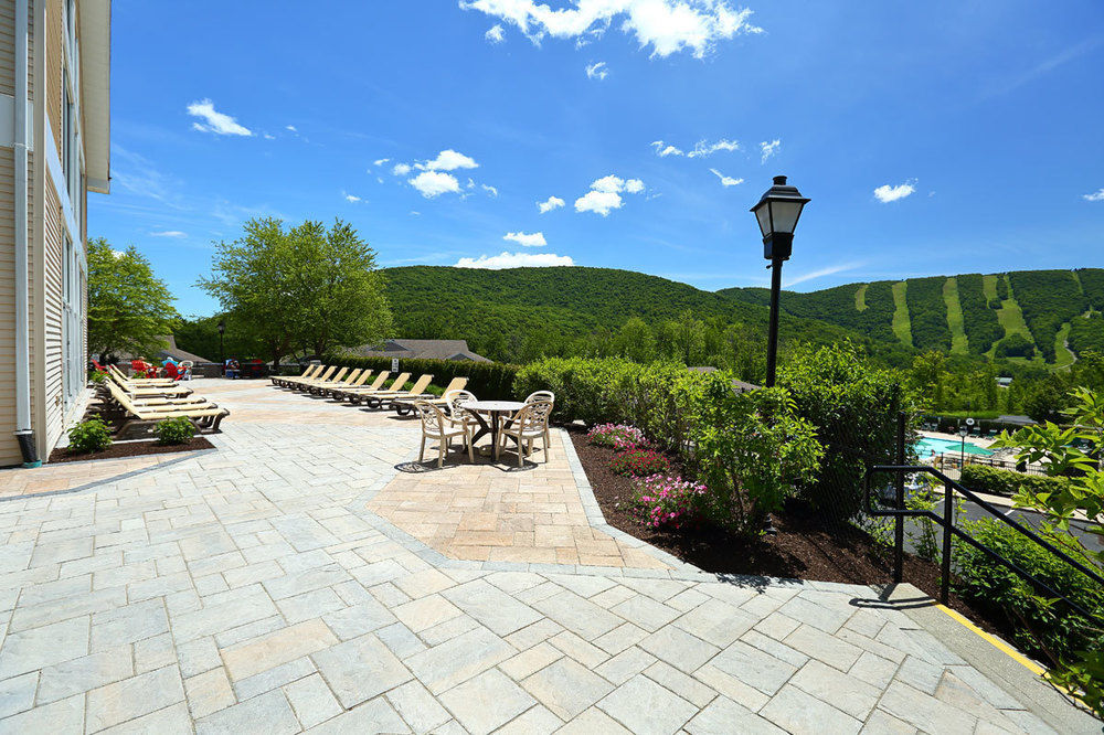 Vacation Village In The Berkshires Hancock Ngoại thất bức ảnh The patio at the Mountain View Grand Resort