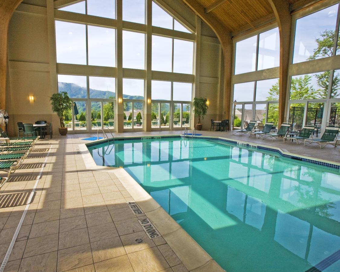 Vacation Village In The Berkshires Hancock Ngoại thất bức ảnh The indoor pool at the Grand Summit Hotel